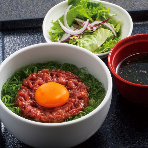 贅沢和牛のユッケ丼 和たまご添え